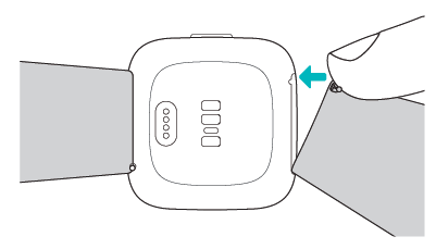 smartwatch con la correa insertada por la mitad mientras una persona aprieta la otra mitad de la clavija